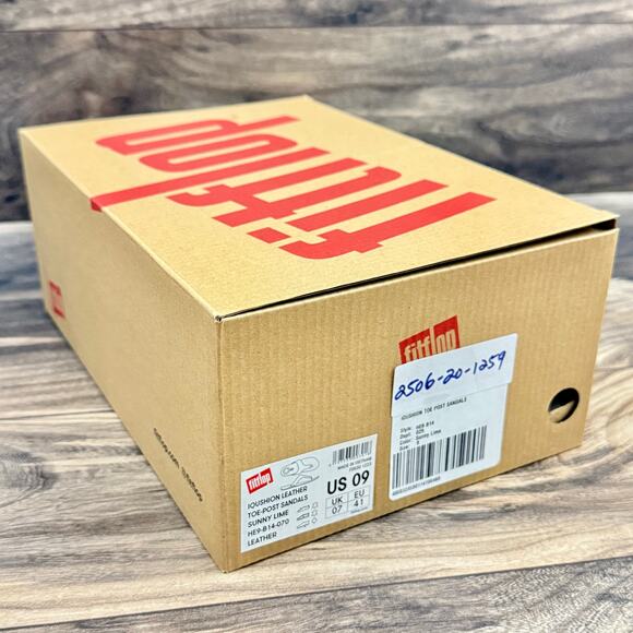 NIB Fitflop 9 Iqushion Leather Toe Post Sandals Flip Flops Studded Sunny Lime - Picture 9 of 12